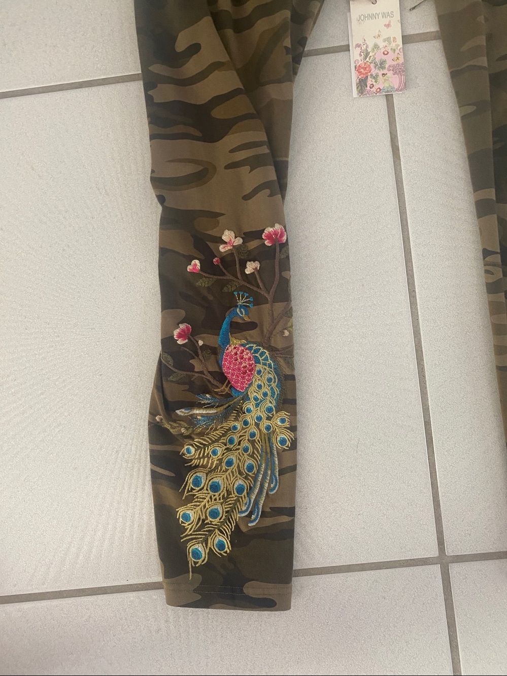 Johnny Was KAIRA Peacock floral Legging. Camo peacock floral design Medium - Picture 3 of 9